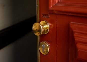 What are the benefits of using a locksmith Manchester?