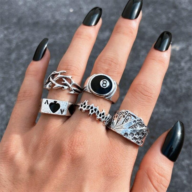Gothic Engagement Rings – Is This the Right Style for You?