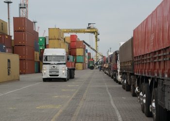 Factors to Consider Before Selecting a Truckload Logistics Company