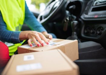 How to Choose the Right Logistics Courier