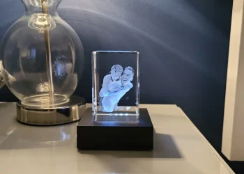 Celebrating Relationships Through Engraved Optical Art: 3D Photo Crystals’ Draw