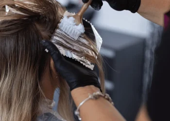 Latex-Free and Dye-Free: The Comfort and Protection of Black Gloves in Hair Care